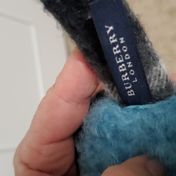 Burberry Cashmere scarf with matching earmuffs. - Picture 4 of 5